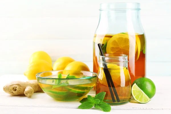 Té helado con limón sobre fondo de madera clara —  Fotos de Stock