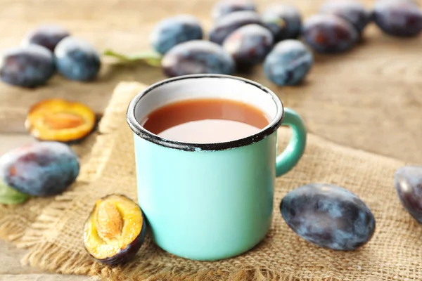 Jus de prune dans une tasse avec des fruits frais — Photo