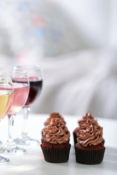 Provsmakning av vin och choklad cupcakes, närbild — Stockfoto