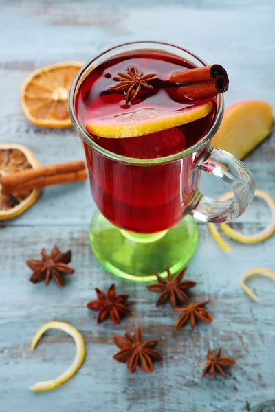 Schmackhafter Glühwein und Gewürze, auf blauem Holzgrund, Nahaufnahme — Stockfoto