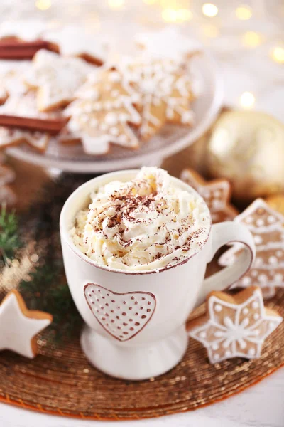 Hermosa composición con taza de capuchino y galletas de Navidad —  Fotos de Stock