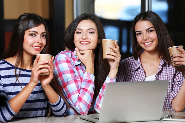 Bästa vänner med laptop — Stockfoto