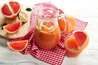 Hafif ahşap zemin üzerine taze meyve ve narenciye suyu kavanoz