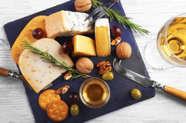 Kompozisyon taze peynir, şarap, meyve ve sebzelerin masada, yakın çekim