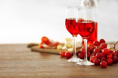 Masanın üzerinde üzüm ile iki kadehlerin