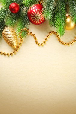 Oyuncaklar ile Noel köknar ağacı dalları