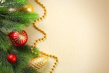 Oyuncaklar ile Noel köknar ağacı dalları