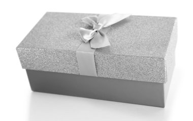 Beyaz arka plan üzerinde izole güzel gümüş Noel hediye