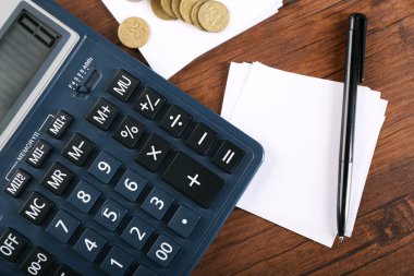 Ahşap arka plan üzerinde Office kaynağı