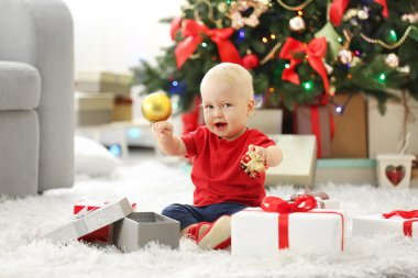 bebek hediye kutuları ve Noel ağacı ile