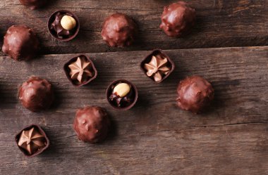 Tahta arka planda çikolatalı şekerler