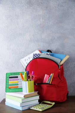 okul malzemeleriyle dolu sırt çantası.