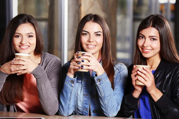 Beste Freunde sitzen zusammen — Stockfoto