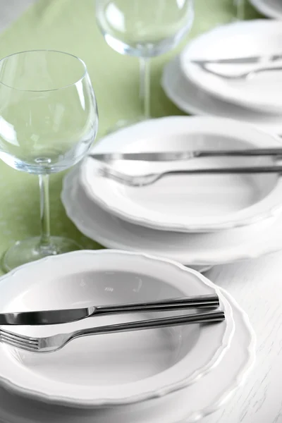 Conjunto de mesa en restaurante sobre fondo claro — Foto de Stock