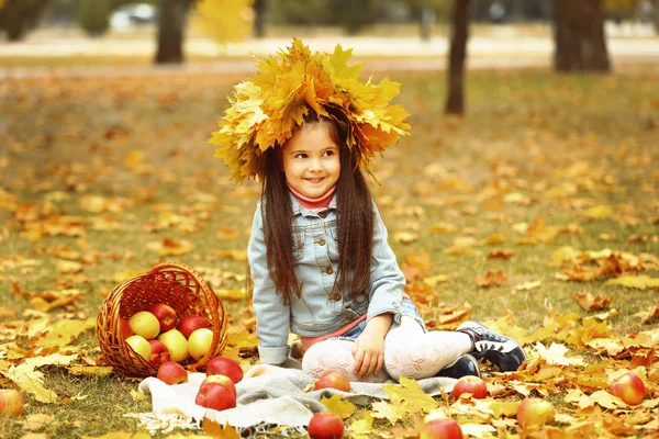 Beautiful little girl with apples — Stock Photo, Image