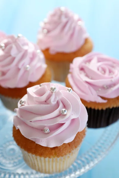 Νόστιμο cupcakes σε ξύλινα φόντο χρώμα — Φωτογραφία Αρχείου