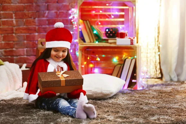 Vrij klein meisje in Carnaval kostuum zitten in Kerstmis ingericht kamer — Stockfoto