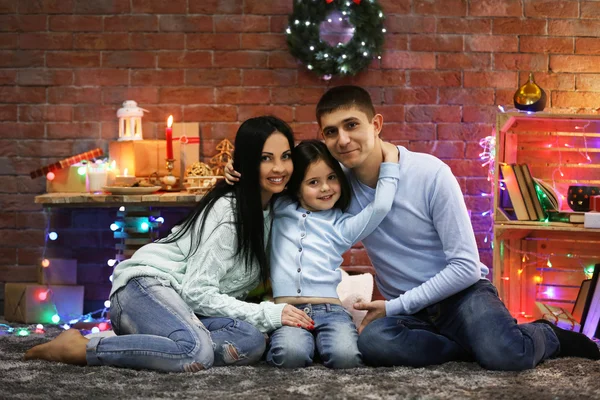 Famiglia felice nella stanza decorata di Natale — Foto Stock