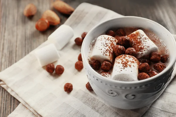 Kopje warme cacao met marshmallow op katoen servetring, close-up — Stockfoto