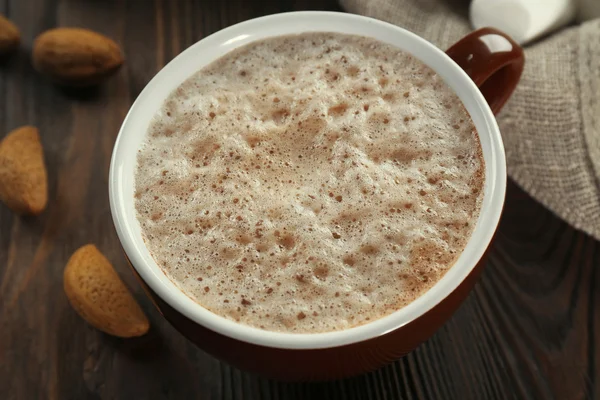 Xícara de cacau quente com marshmallow na mesa de madeira decorada, close-up — Fotografia de Stock