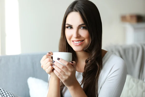 Csinos, fiatal nő portréja, kávé, csésze közelről — Stock Fotó