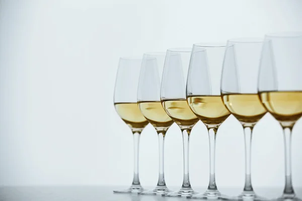 Gafas de vino con vino blanco sobre mesa de madera sobre fondo brillante —  Fotos de Stock