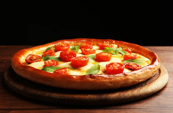 Pizza Margherita mit Rucola auf dunklem Hintergrund — Stockfoto