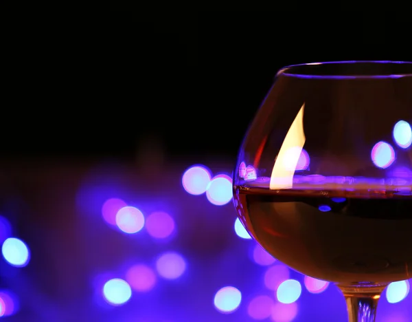 Copo de vinho com bokeh no fundo escuro — Fotografia de Stock