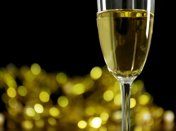 Ett glas champagne med bokeh på mörk bakgrund — Stockfoto