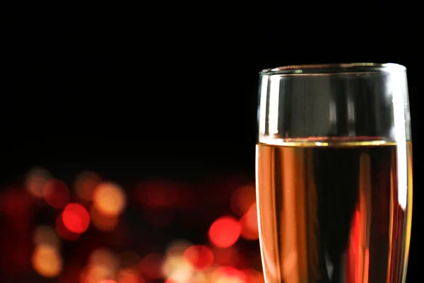 Un bicchiere di champagne con bokeh su sfondo scuro — Foto Stock