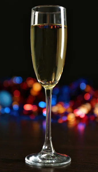 Kieliszek szampana z bokeh na ciemnym tle — Zdjęcie stockowe