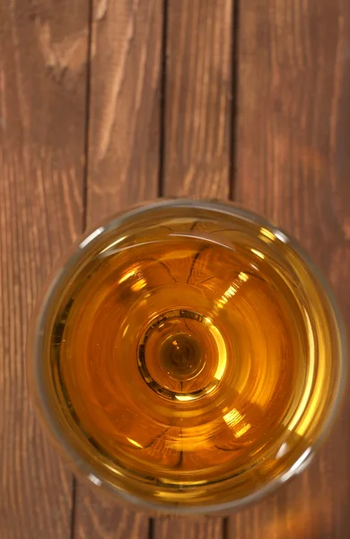 Glas wijn op houten tafel. Bovenaanzicht — Stockfoto