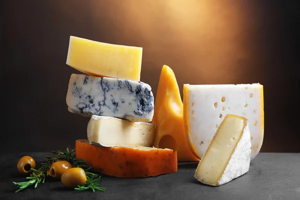 Olika sorters ost och oliver, på bordet, på nära håll — Stockfoto