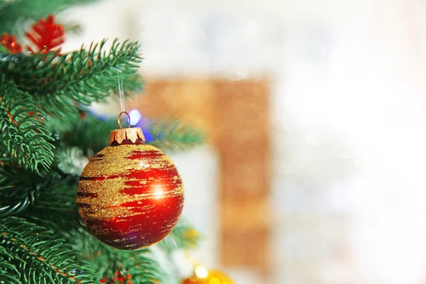 Bauble rosso di Natale su un abete — Foto Stock