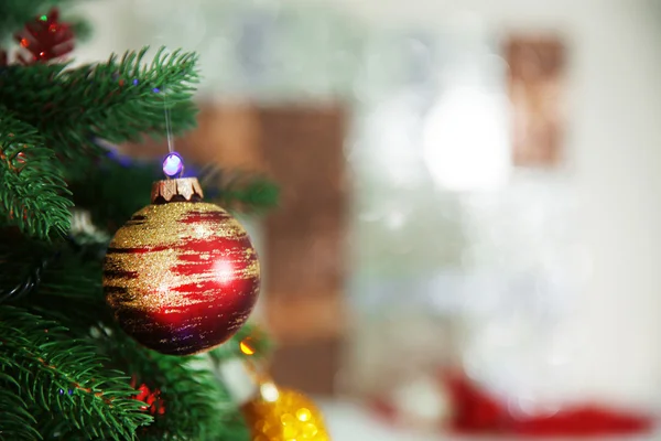 Bauble di Natale su un abete — Foto Stock