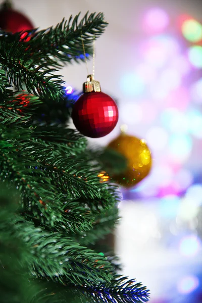 Kerstbal op een fir tree — Stockfoto