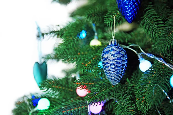 Bola de Navidad en un abeto — Foto de Stock