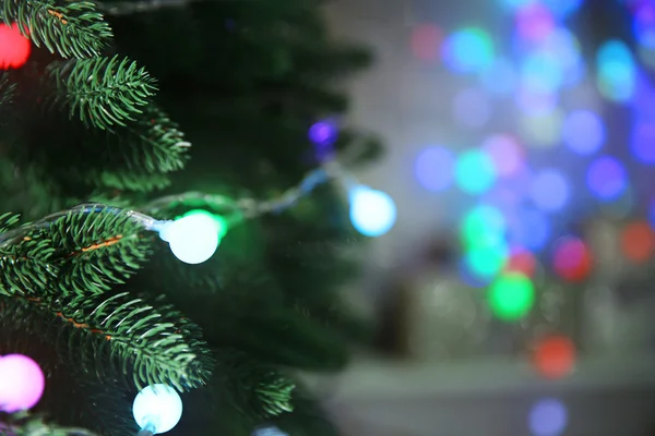 Christbaumkugel auf einer Tanne — Stockfoto