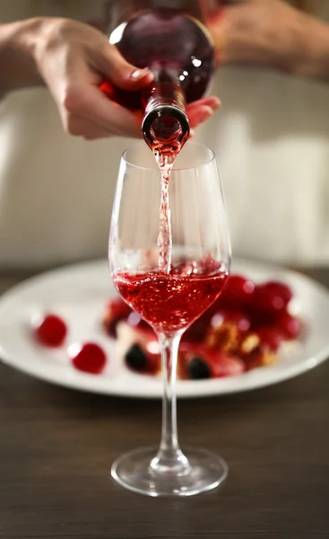 Mulher derramando vinho rosa — Fotografia de Stock