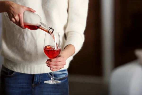 Mulher derramando vinho rosa — Fotografia de Stock