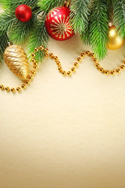 Vánoční strom jedle větví s hračkami — Stock fotografie