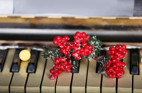 Klaviertasten weihnachtlich dekoriert, Nahaufnahme — Stockfoto