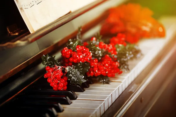 Teclas de piano decoradas com decorações de Natal, close-up — Fotografia de Stock