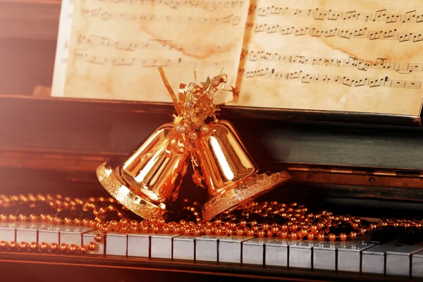 Altın Noel süsleriyle süslenmiş piyano tuşları, kapatın. — Stok fotoğraf