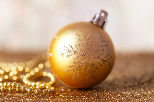 Bola de Natal no fundo brilhante abstrato — Fotografia de Stock