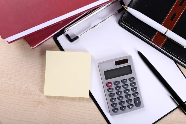 Bürobedarf auf dem Tisch — Stockfoto