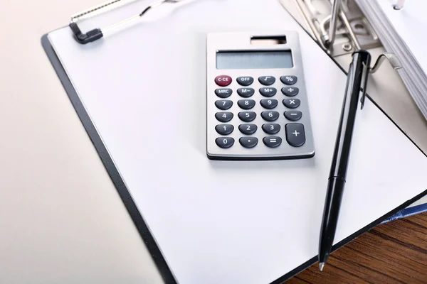 Bureau aanbod op tafel — Stockfoto