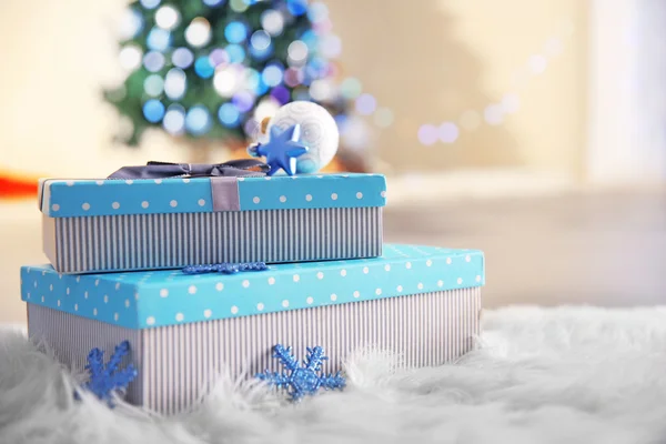 Різдвяна ялинка з подарунками — стокове фото