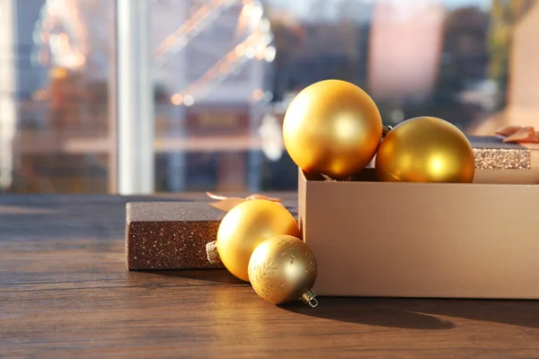 Коробка с рождественскими игрушками — стоковое фото