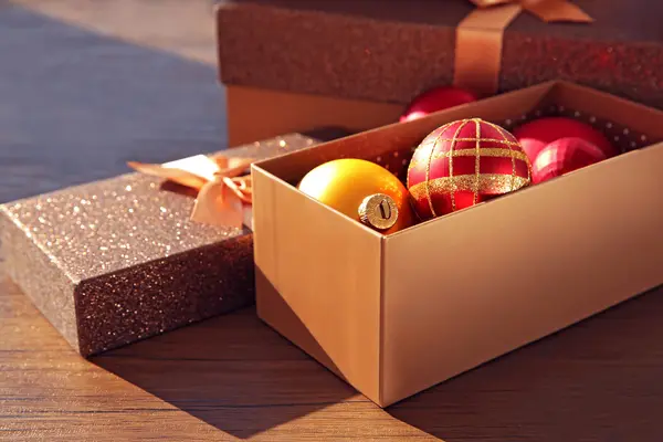 Caja con juguetes de Navidad — Foto de Stock